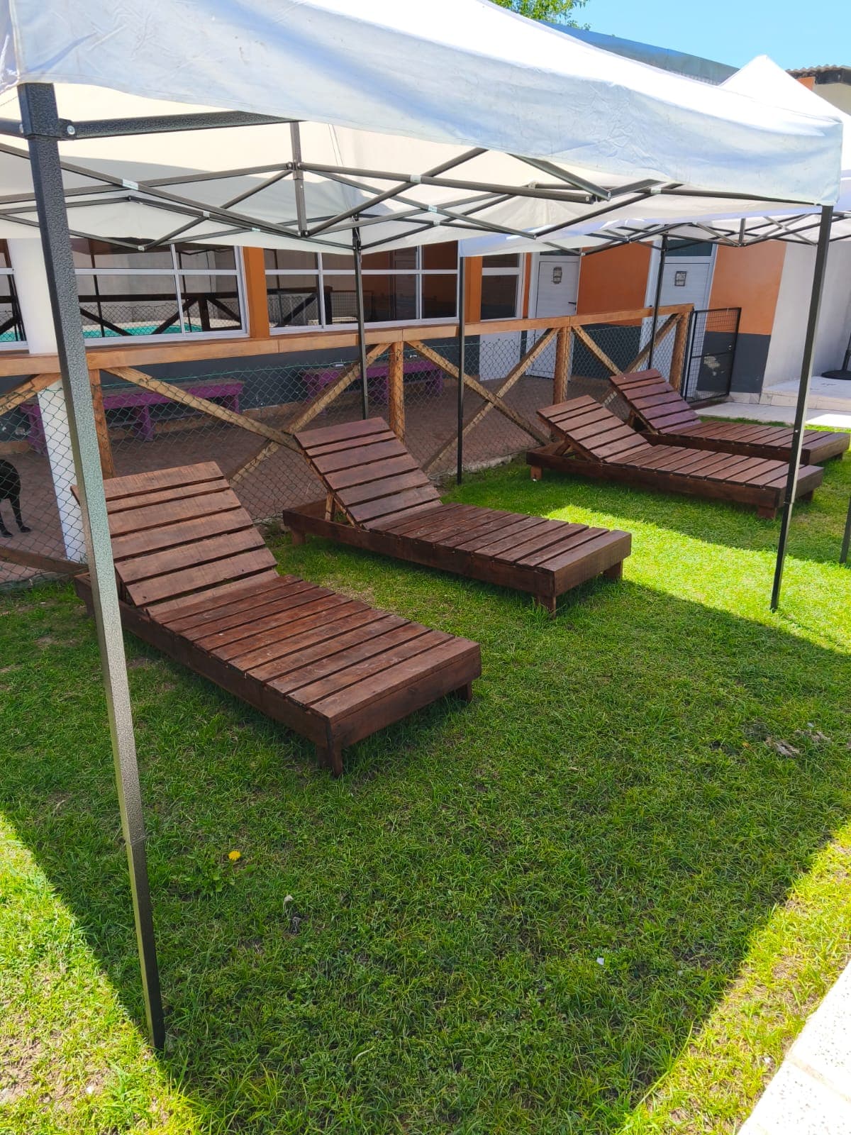 Reposeras bajo el gazebo